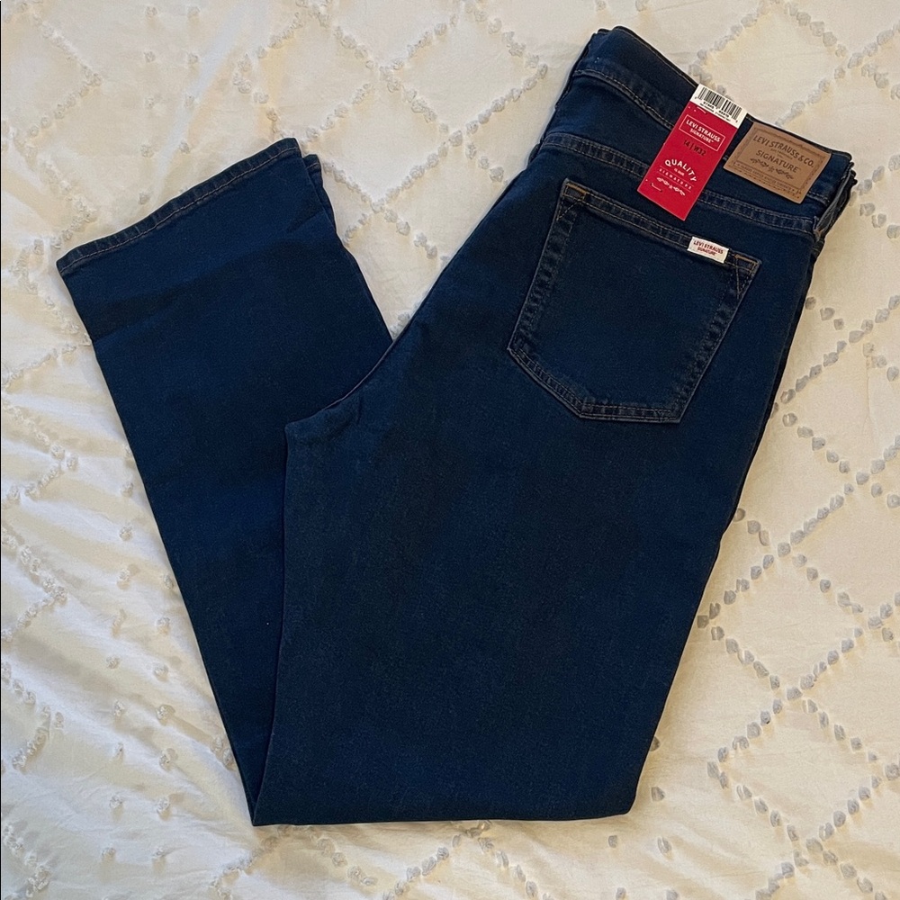 Levi's Women's Straight Leg Jeans in Dark Blue
NWOT